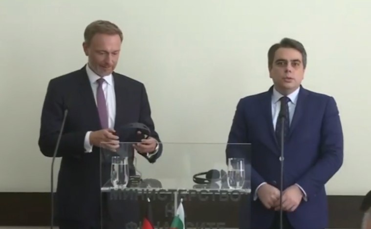 Поздравяваме България за стабилността на държавните финанси което е вдъхновение